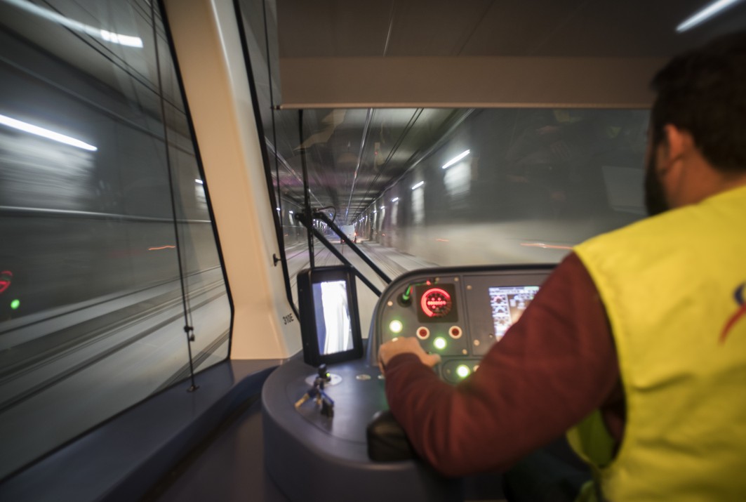 El tren pasa por el túnel de Camino de Ronda, durante su recorrido en pruebas.