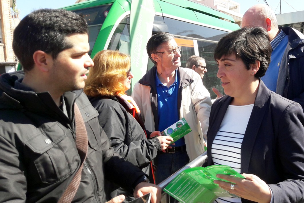 La delegada territorial participa en una de las actividades de difusión del metro.