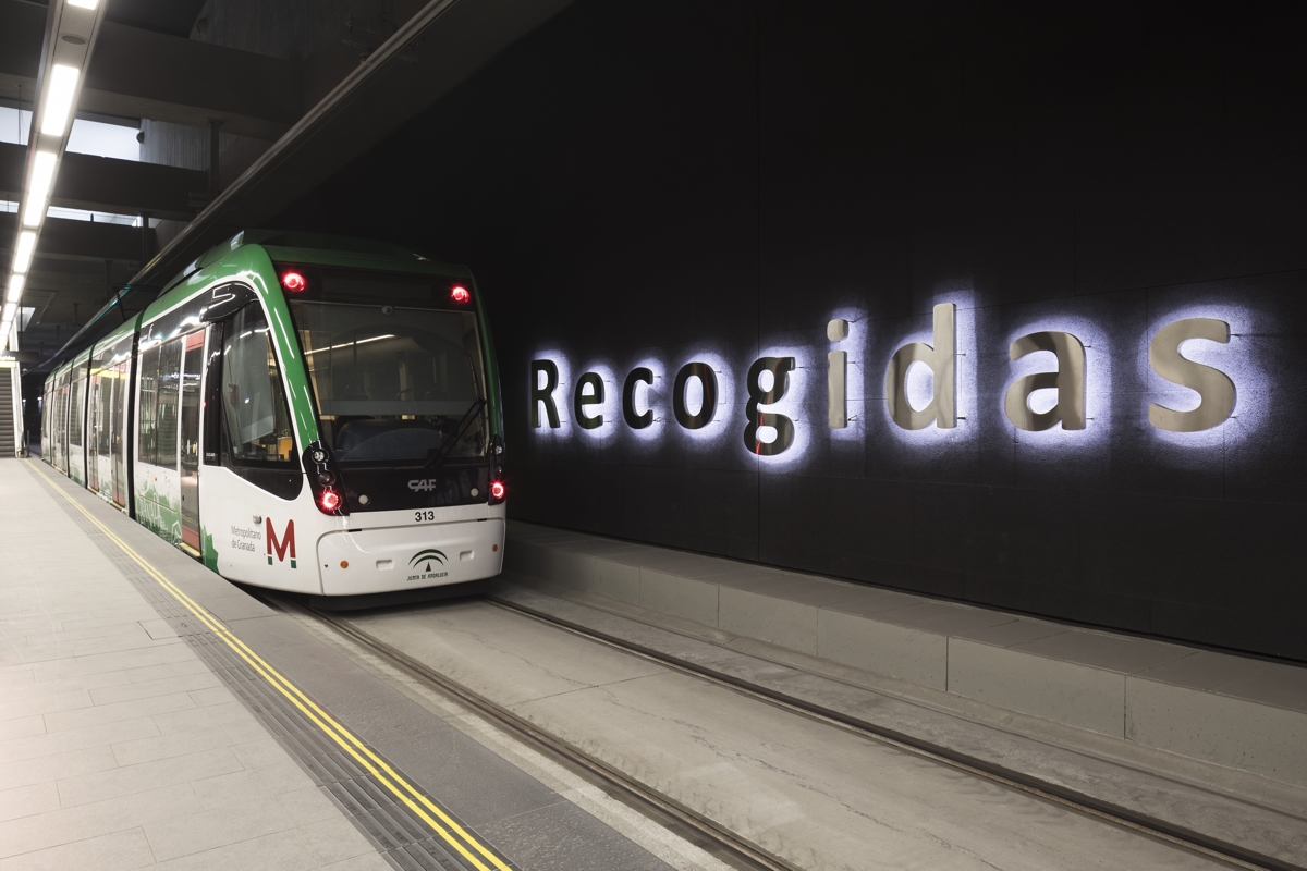 El metro de Granada a su paso por la estación de Recogidas.