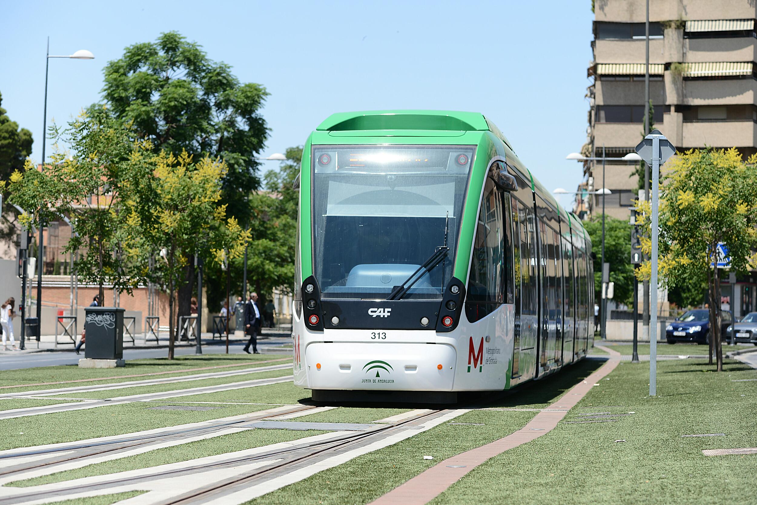Metro en pruebas a su paso por La Caleta.
