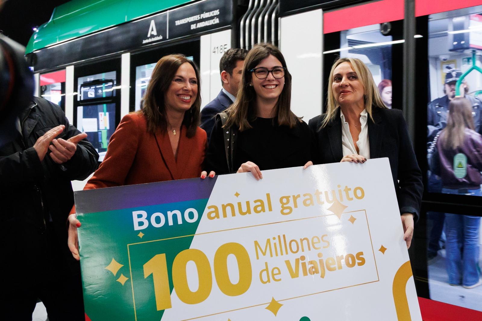 Clara, la viajera cien millones del Metro de Granada, con la consejera de Fomento, Rocío Díaz, y la alcaldesa de Granada, Marifrán Carazo.
